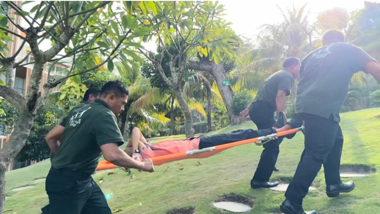 PRAKTIK: Tim Aruna Senggigi saat praktik penanganan bencana pada kegiatan Pelatihan Tanggap Darurat Untuk Mitigasi Bencana di halaman hotel, beberapa hari lalu.