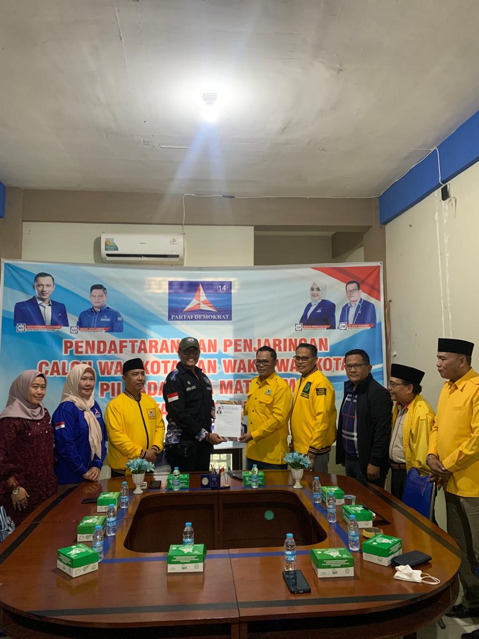 RAYUAN POLITIK: Ketua Tim Penjaringan Cakada Partai Demokrat Kota Mataram I Gusti Bagus Hari Sudana Putra saat menerima berkas pendaftaran H Mohan Roliskana yang diserahkan. (ZAD/LOMBOK POST )