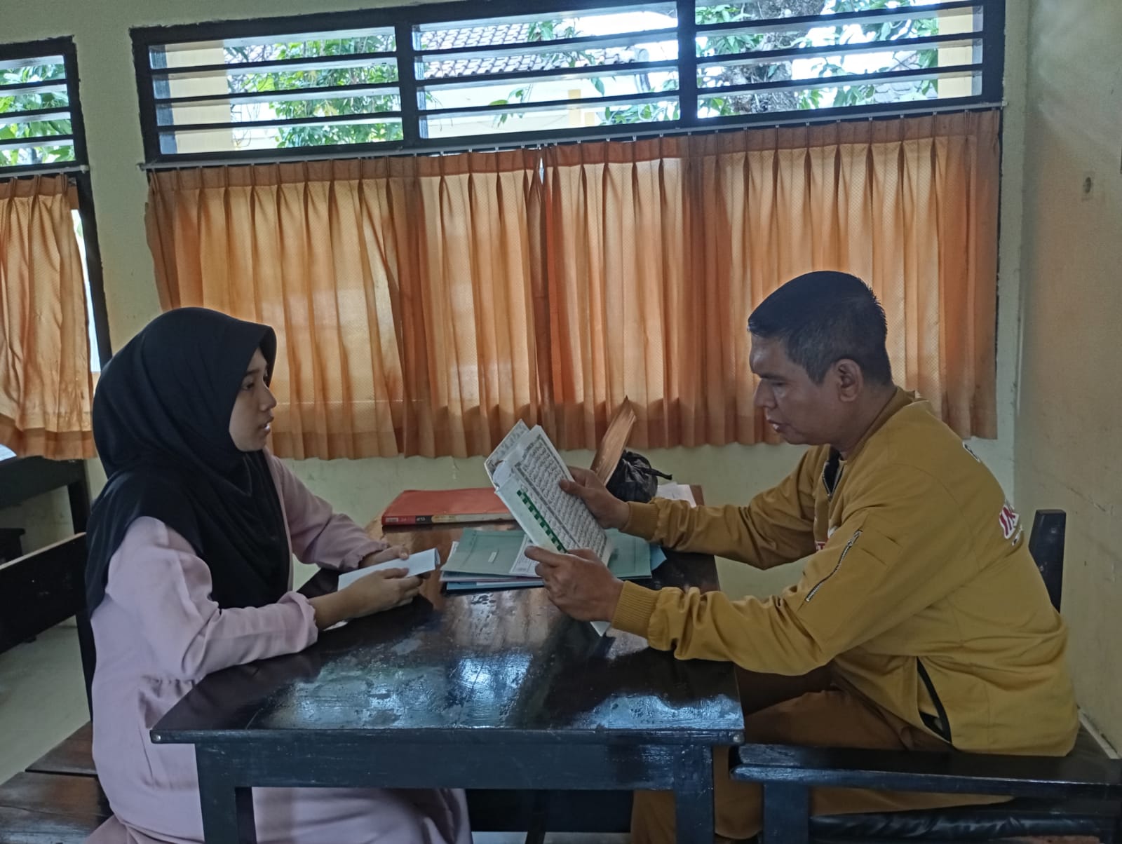 TES HAFALAN: Seorang calon siswa SMAN 3 Mataram saat dites hafalan Alquran pada jalur prestasi keagamaan di sekolah setempat, pekan lalu.(ROJAI/LOMBOK POST)