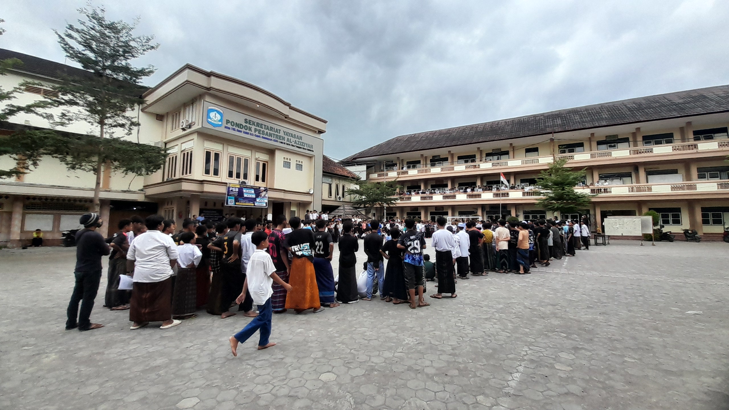 KLARIFIKASI: Pihak dari LPA Mataram menemui pihak Ponpes Al Aziziyah Gunungsari Lombok Barat, kemarin (24/6). (TONI/LOMBOK POST)