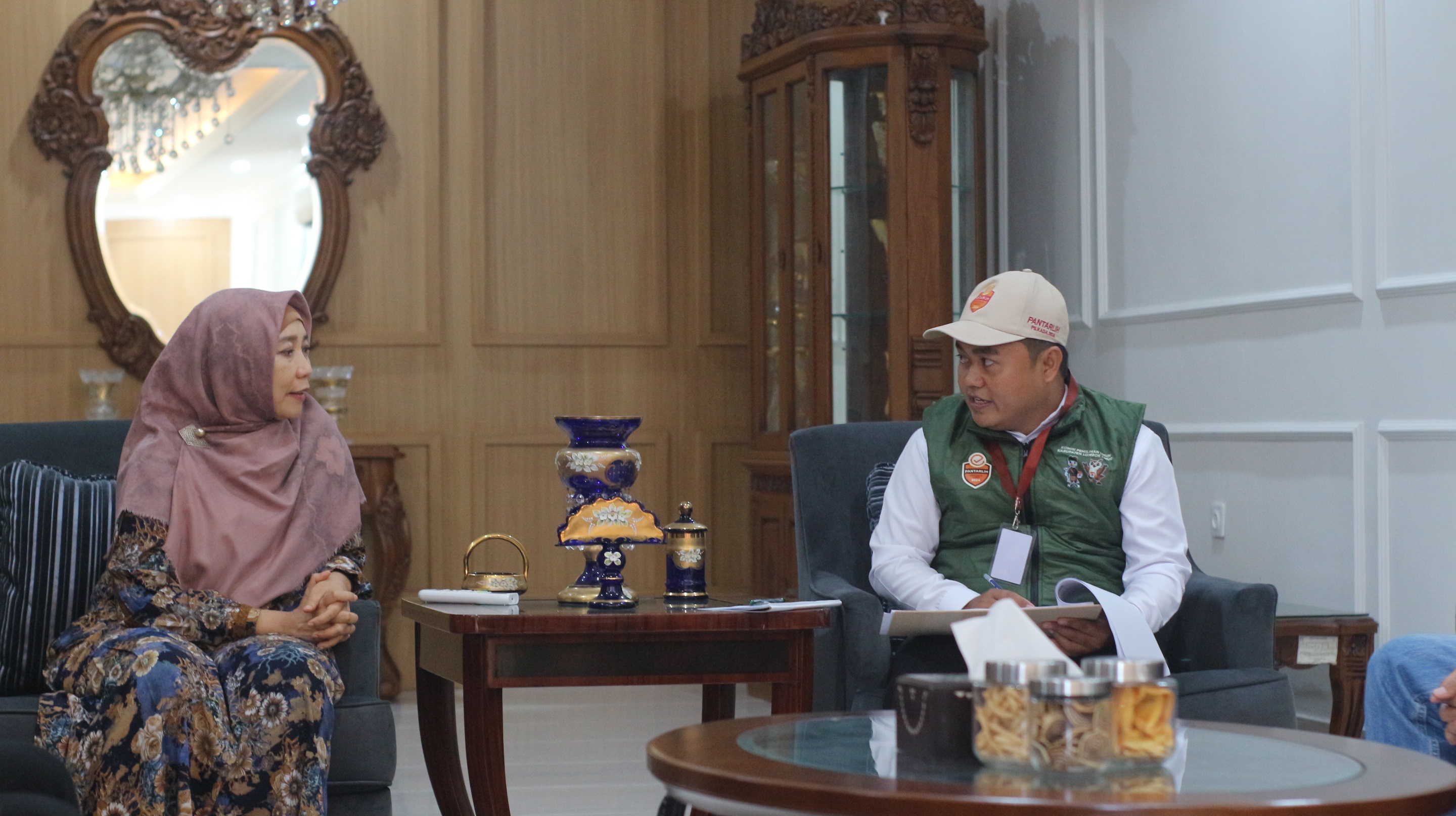 COKLIT: Pantarlih Kelurahan Rakam, Kecamatan Selong melakukan pencoklitan di rumah mantan Wagub NTB Hj Sitti Rohmi Djalilah. (SUPARDI/LOMBOK POST)