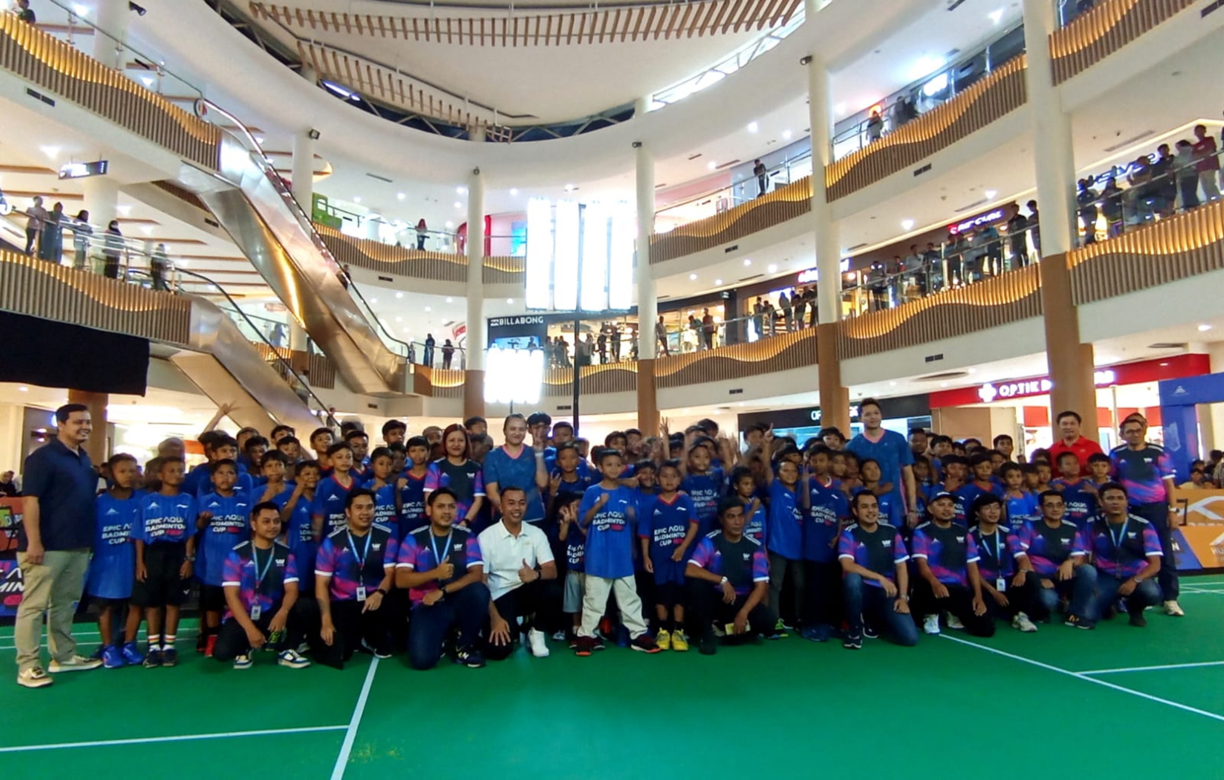 POSE: Seluruh peserta event Epic Aqua Badminton Cup 2024 berfoto bersama sebelum memulai pertandingan di ground floor Lombok Epicentrum Mall (LEM), kemarin (24/6). (FERIAL/LOMBOK POST)