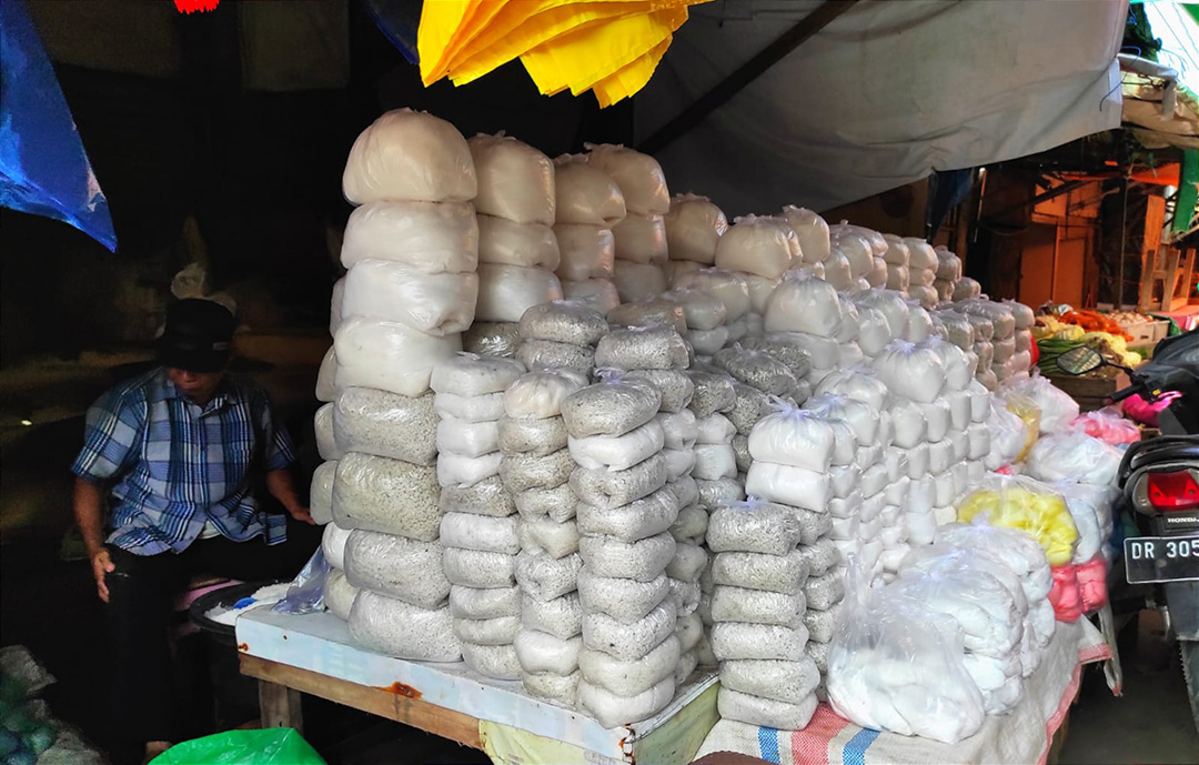 GARAM KONSUMSI: Garam konsumsi yang dijual di Pasar Mandalika, kemarin (24/6). (FERIAL/LOMBOK POST)