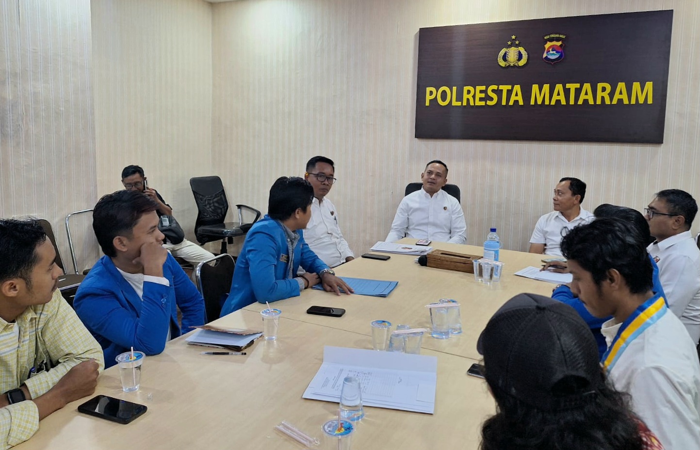 MINTA KEJELASAN: Sejumlah mahasiswa yang tergabung dalam organisasi Pergerakan Mahasiswa IsIam Indonesia (PMII) Bali Nusra hearing ke Polresta Mataram, kemarin (24/6).  (TONI/LOMBOK POST)