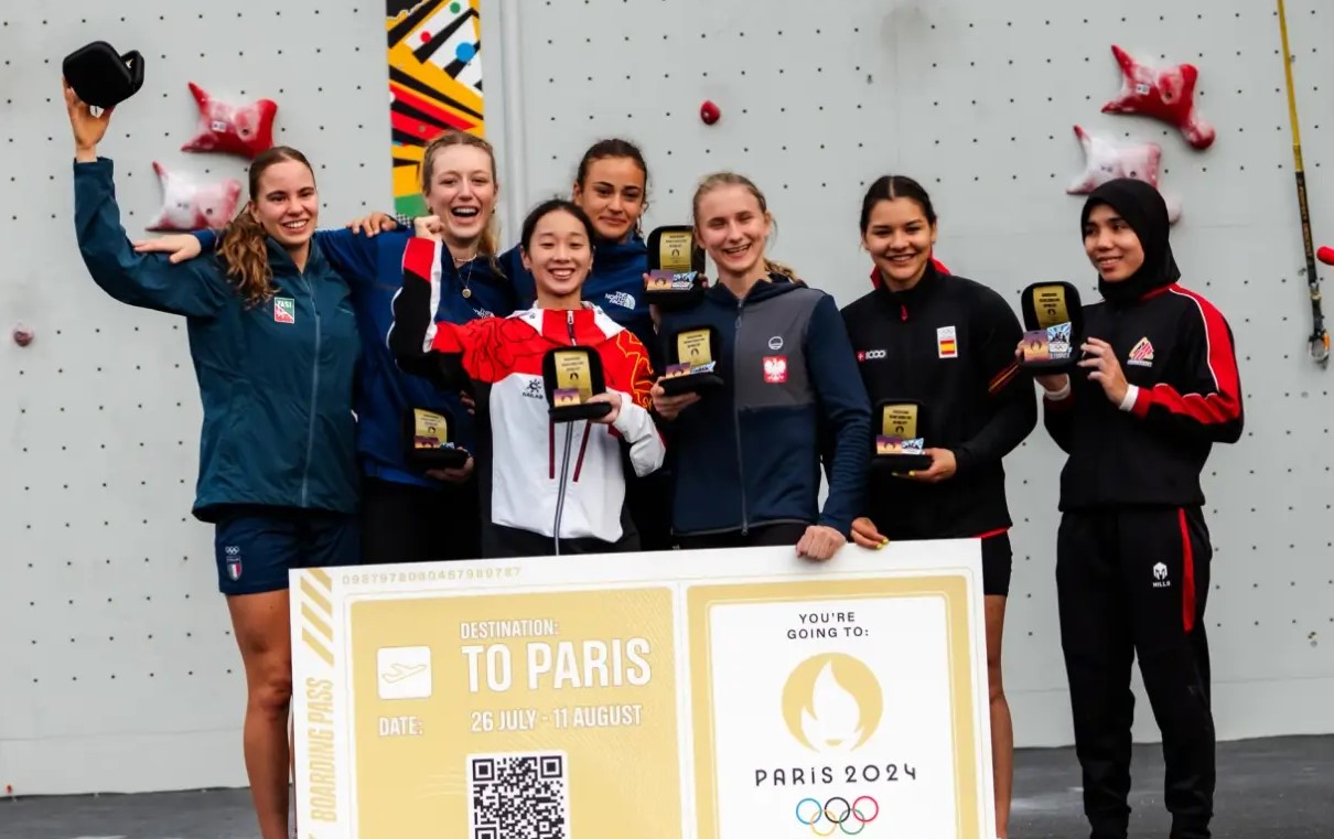 LOLOS OLIMPIADE: Atlet panjat tebing Indonesia Rajiah Salsabillah (kanan) bersama enam atlet lain yang lolos ke Olimpiade Paris 2024 melalui Olympic Qualifier Series di Budapest. (DOK IFSC)