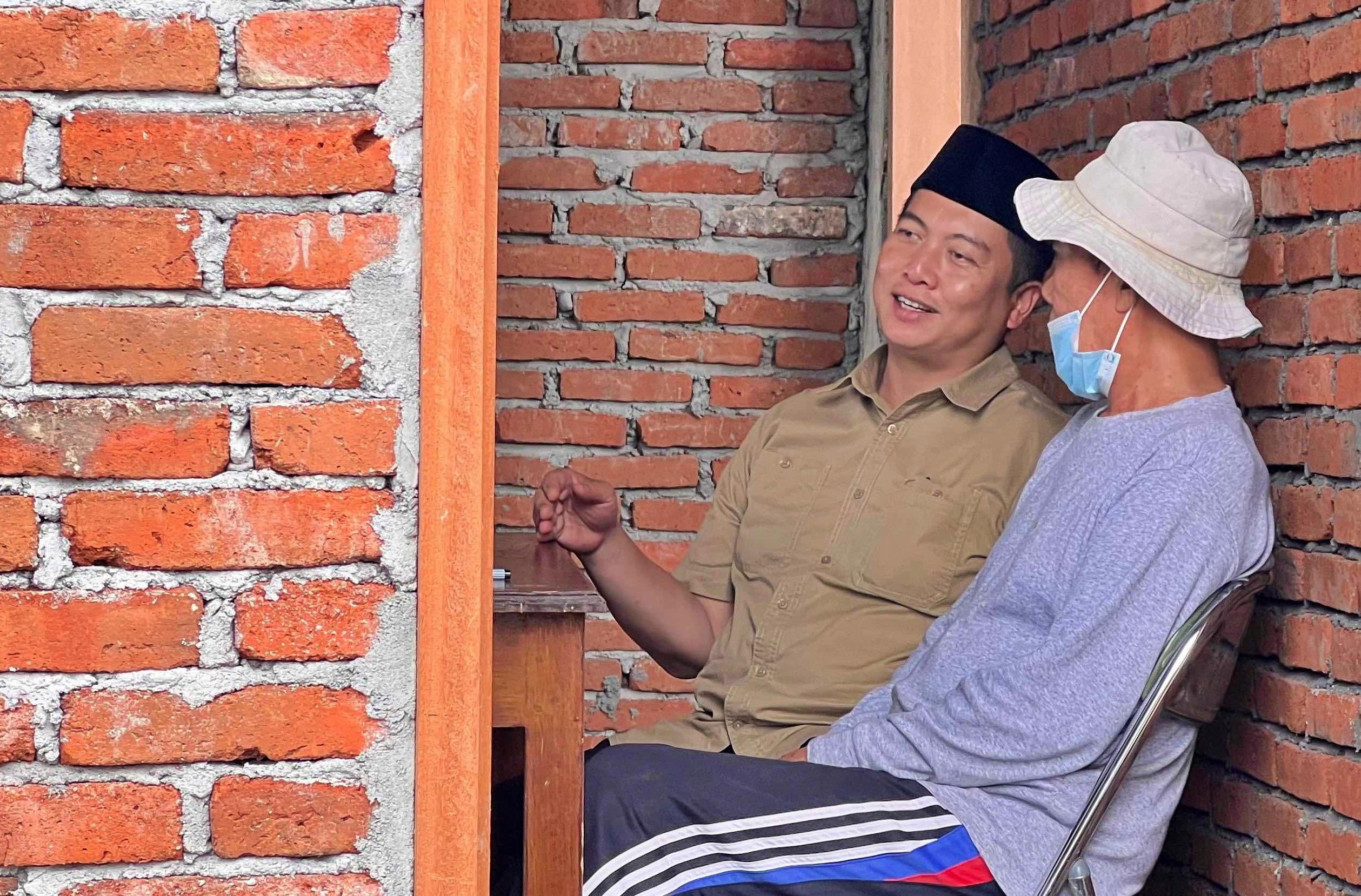 Lalu Muhammad Iqbal (kiri) berbincang dengan Ali Bin Dachlan (BD) di Labuhan Haji, Lombok Timur, kemarin (24/6).