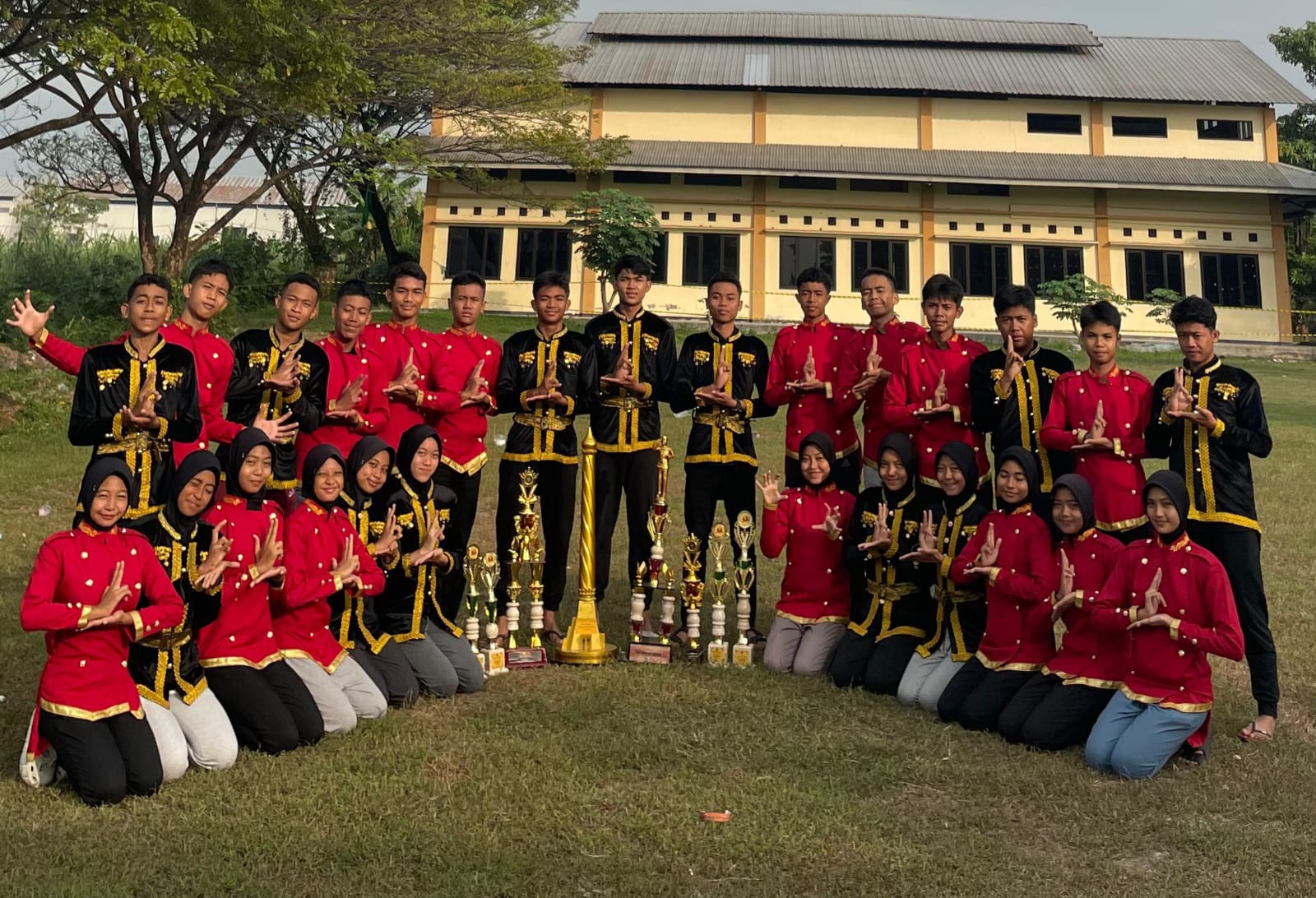 Tim Paskib MAN 1 Lotim berfoto bersama dengan piala yang diraih, di ajang Lomba Paskib bertajuk LKBB Majapahit yang di gelar SMKN 1 Jetis Mojokerto, Jatim yang berlangsung tanggal 21-23 Juni 2024.