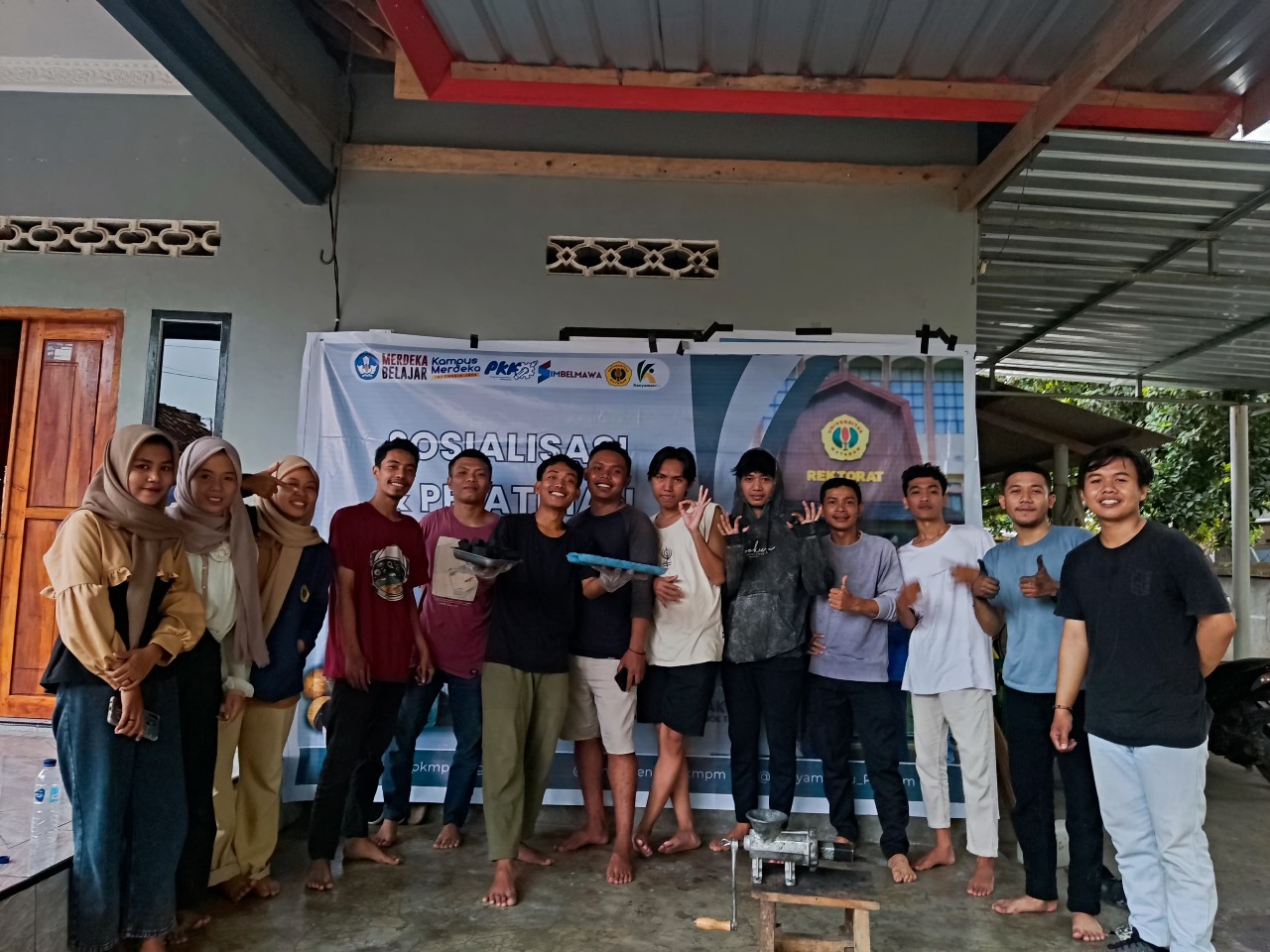 SOSIALISASI DAN PELATIHAN: Tim PKM PM Unram yang melakukan sosialisasi dan pelatihan pembuatan VCO dan Briket pada Karang Taruna Desa Anggaraksa, Pringgabaya, Lombok Timur, belum lama ini.