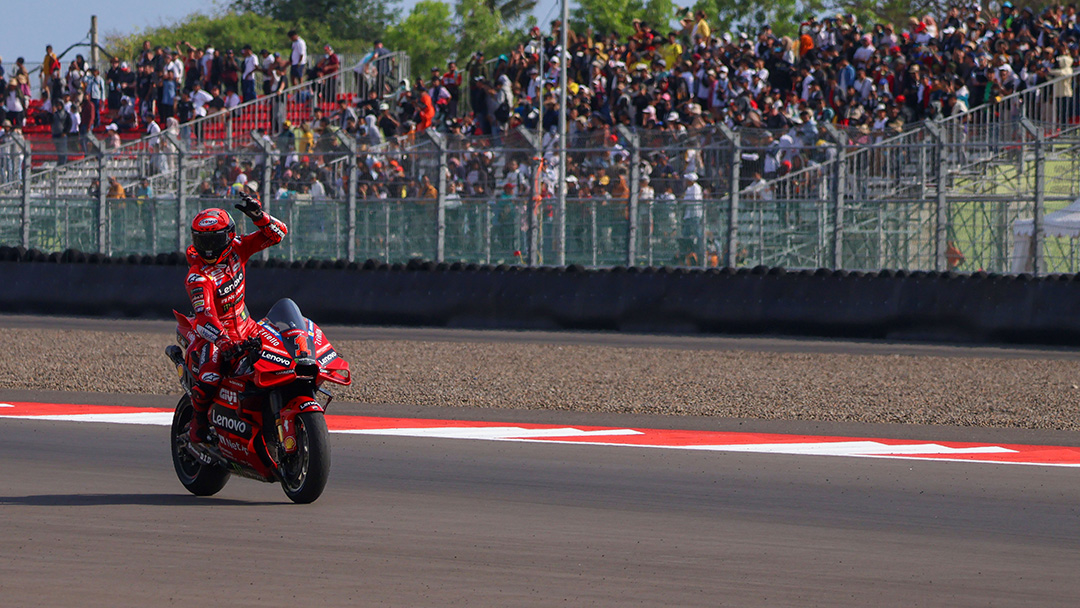 SAPA PENONTON: Salah satu pembalam MotoGP, Pecco Bagnaia melambaikan tangan ada para penonton d Sirkuit Mandalika, tahun lalu. (IVAN/LOMBOK POST)