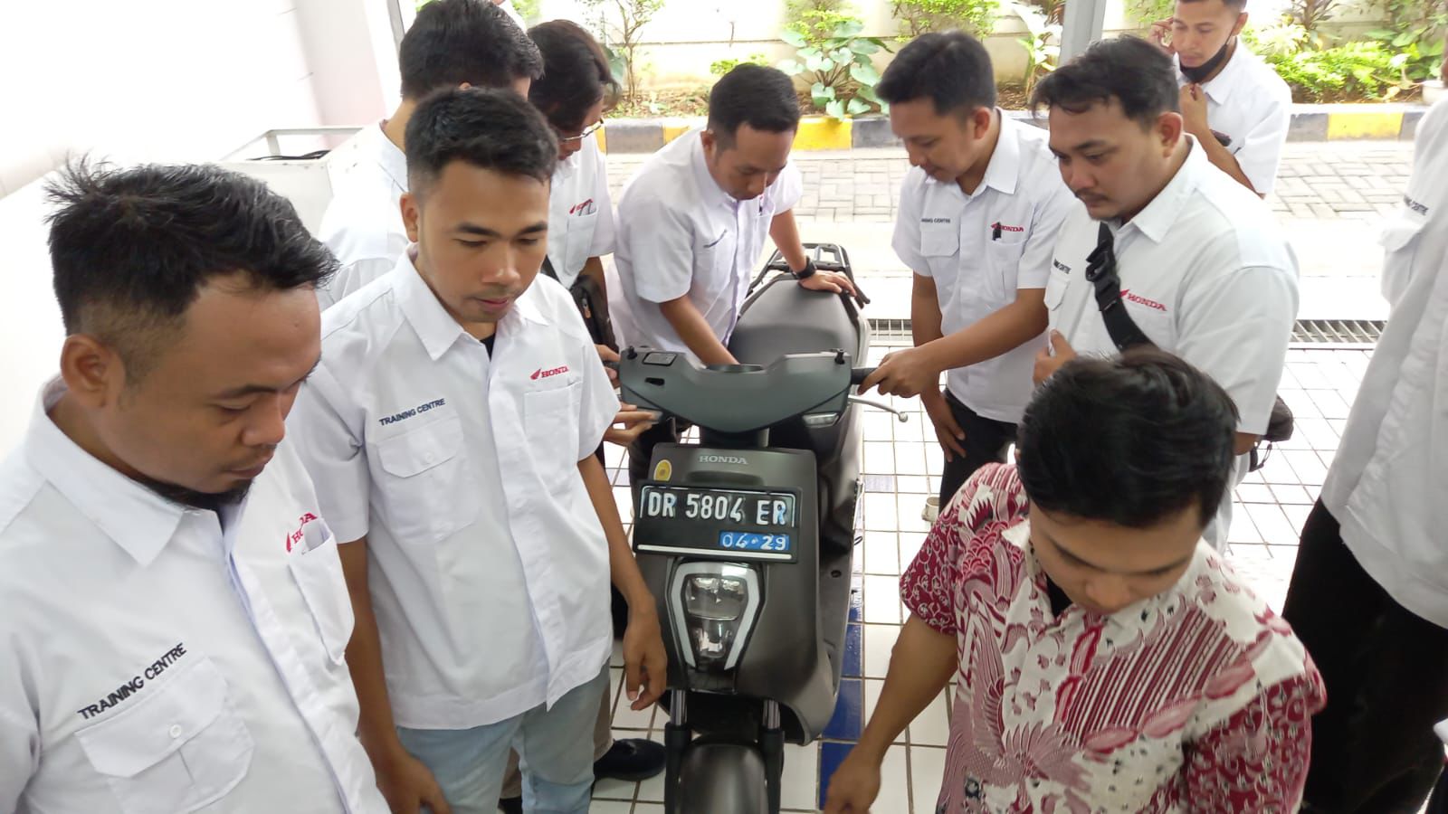 PELATIHAN: Para guru SMK mengikuti pelatihan modul dasar KTBSM, belum lama ini. (SULMAN FOR LOMBOK POST)