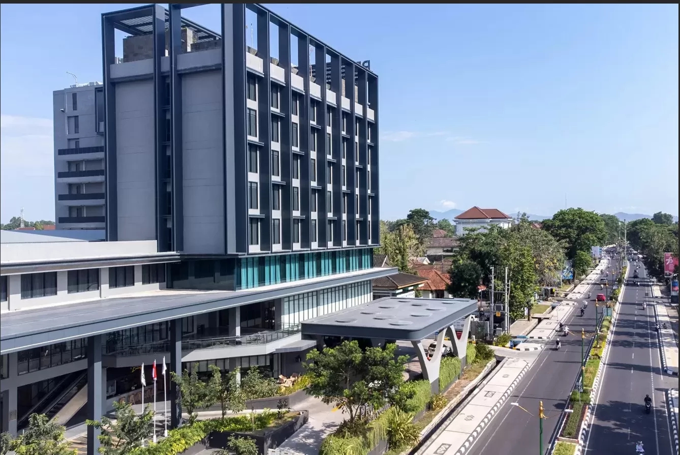 OKUPANSI BELUM MENINGKAT: Salah satu hotel  berdiri megah di Jalan Udayana, Kota Mataram. Sejumlah hotel di Mataram belum terisi penuh meskipun akhir pekan ini akan ada event MXGP. (DOK LOMBOK POST)