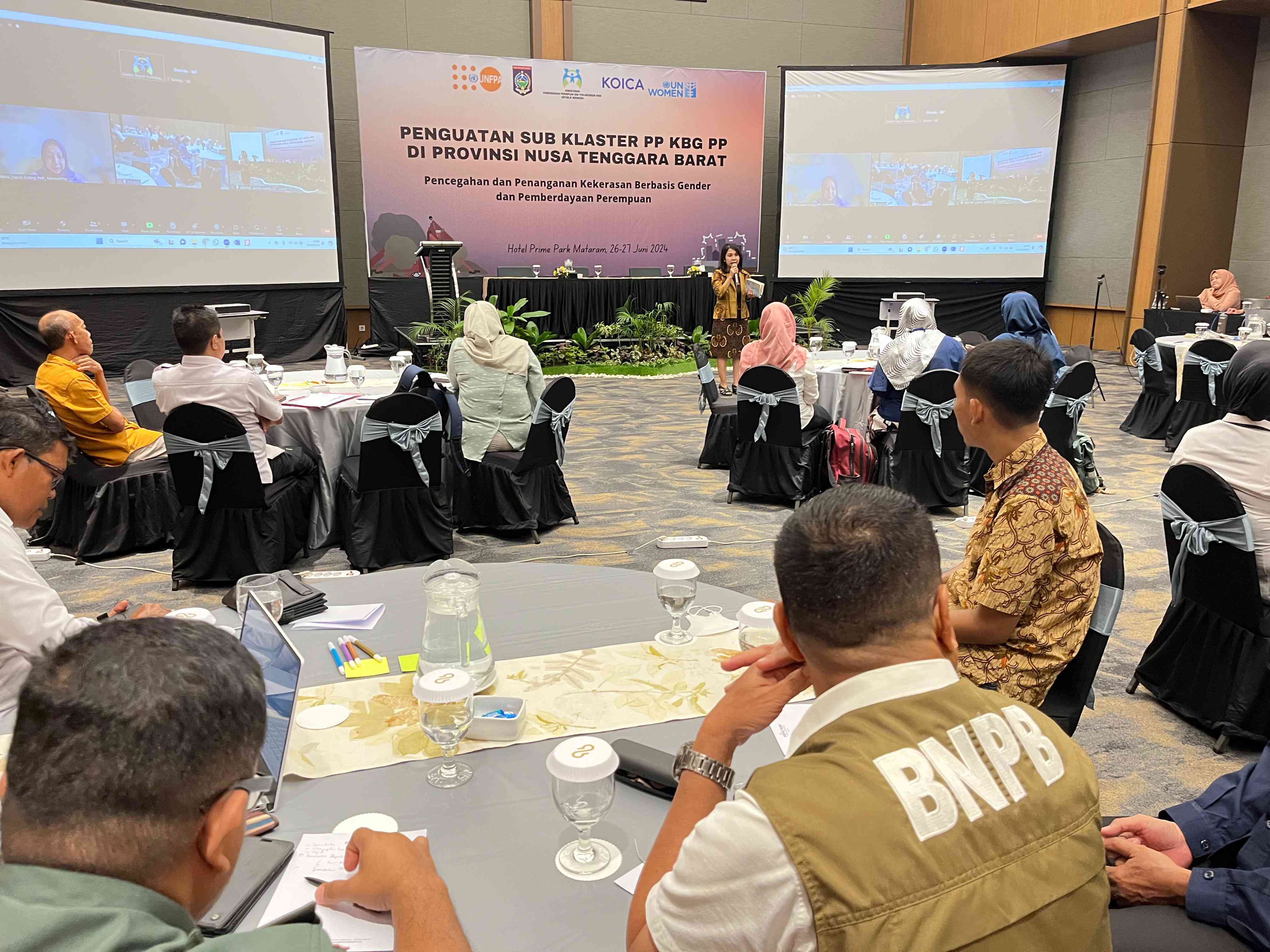 Para peserta menyimak pemaparan Humanitarian Programme Analyst of UNFPA Indonesia Elisabeth Sidabutar dalam kegiatan Penguatan Kapasitas Sub Klaster PP KBG PP, di Mataram, Rabu (26/6).