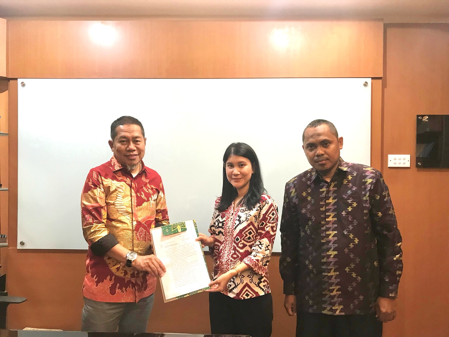 GARA-GARA INI: Pj Wali Kota Bima Mohammad Rum saat menyerahkan usulan tambahan formasi PPPK di KemenPAN-RB di Jakarta, beberapa hari lalu.(DOK LOMBOK POST)