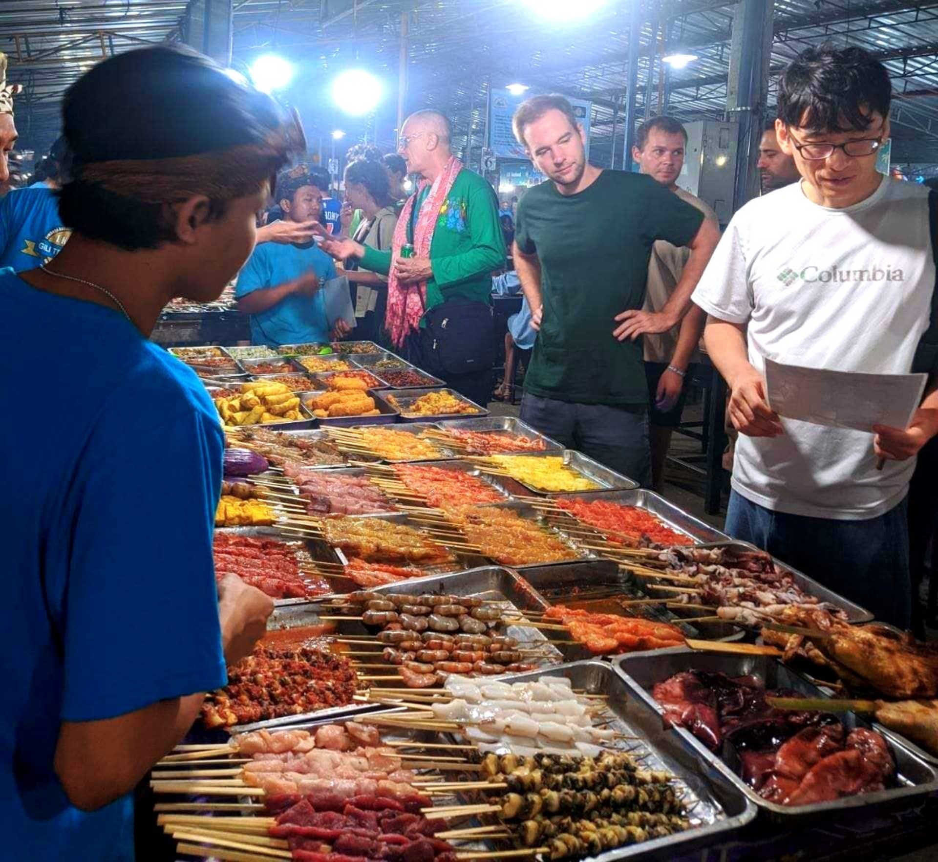 BANYAK PEMINAT: Aneka kuliner seafood di Night Market Gili Trawangan yang diminati wisatawan lokal hingga asing, beberapa waktu lalu.(IST/LOMBOK POST)