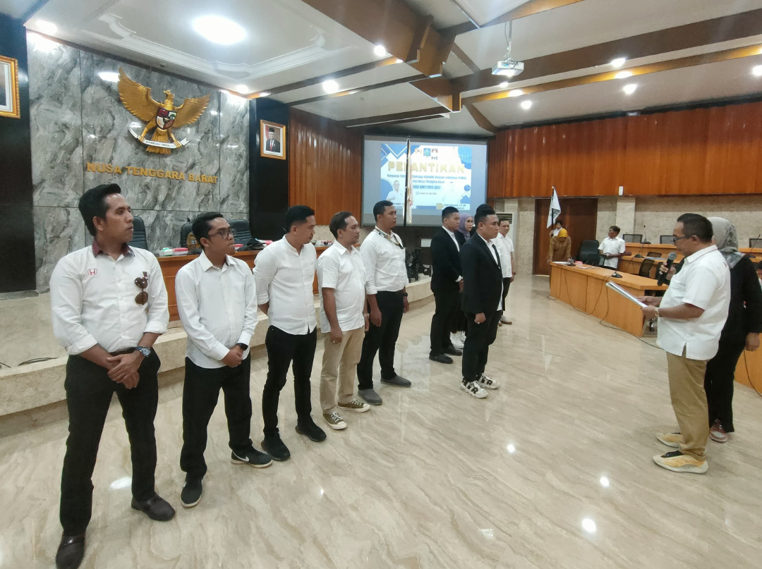 AMBIL SUMPAH: Ketua KONI NTB Mori Hanafi melanti pengurus FOKSI NTB, kemarin (25/6). (PUJO/LOMBOK POST)