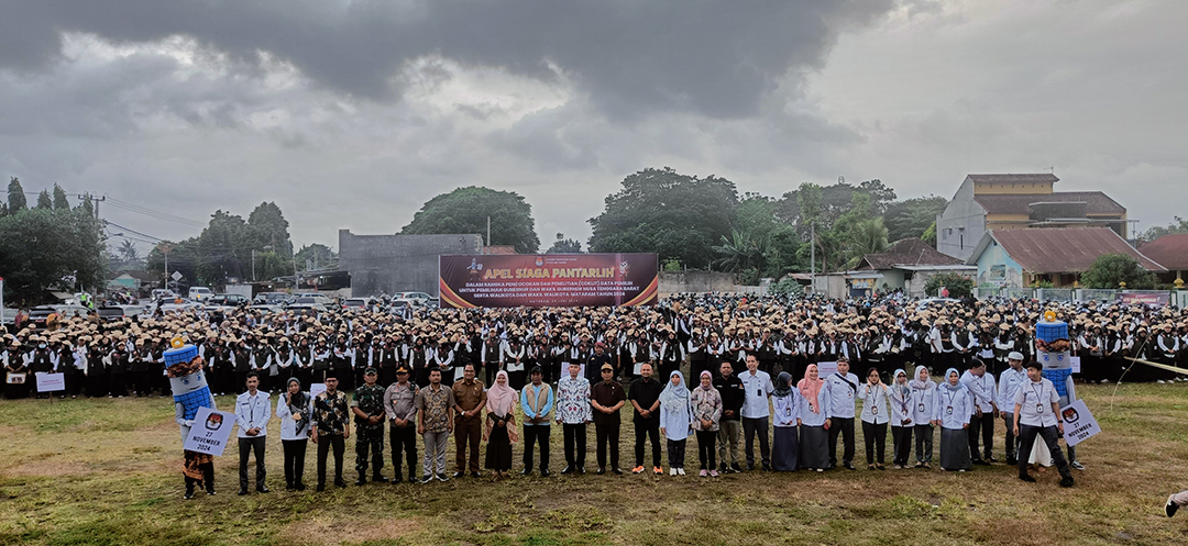 MULAI BEKERJA: Ribuan petugas Pantarlih saat mengikuti apel siaga jelang Pilkada Serentak 2024, di lapangan Pagutan, Senin (25/6).  (ZAD/LOMBOK POST)