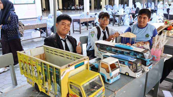 PAMERAN: Tiga orang siswa MTsN 1 Mataram menunjukkan karyanya pada pentas seni dan implementasi P5 di madrasah setempat, pekan lalu. (MTSN 1 MATARAM FOR LOMBOK POST)