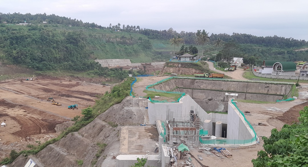 DIPERPANJANG: Pengerjaan Bendungan Meninting ditargetkan tuntas Juni ini. Namun hingga saat ini progresnya baru mencapai 84,17 persen. (TONI/LOMBOK POST)