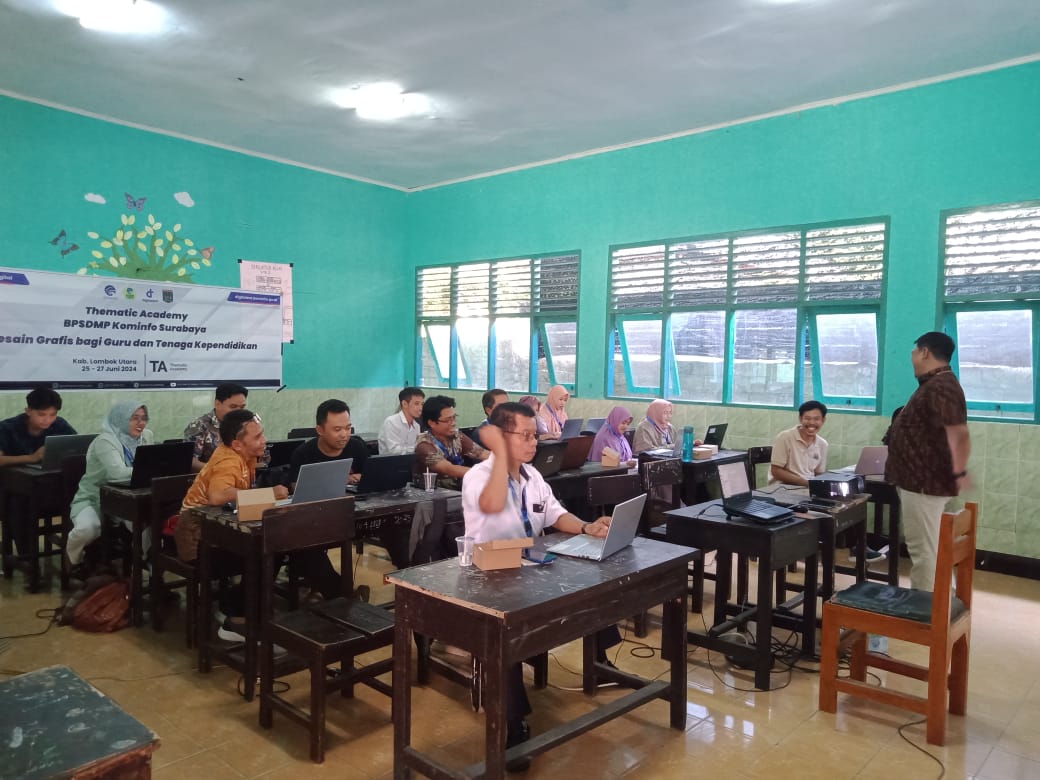 DAPATKAN MATERI: Beberapa guru dibagi kelompok dalam pemberian materi desain grafis di SMPN 1 Tanjung, Rabu (26/6).(NURUL/LOMBOK POST)