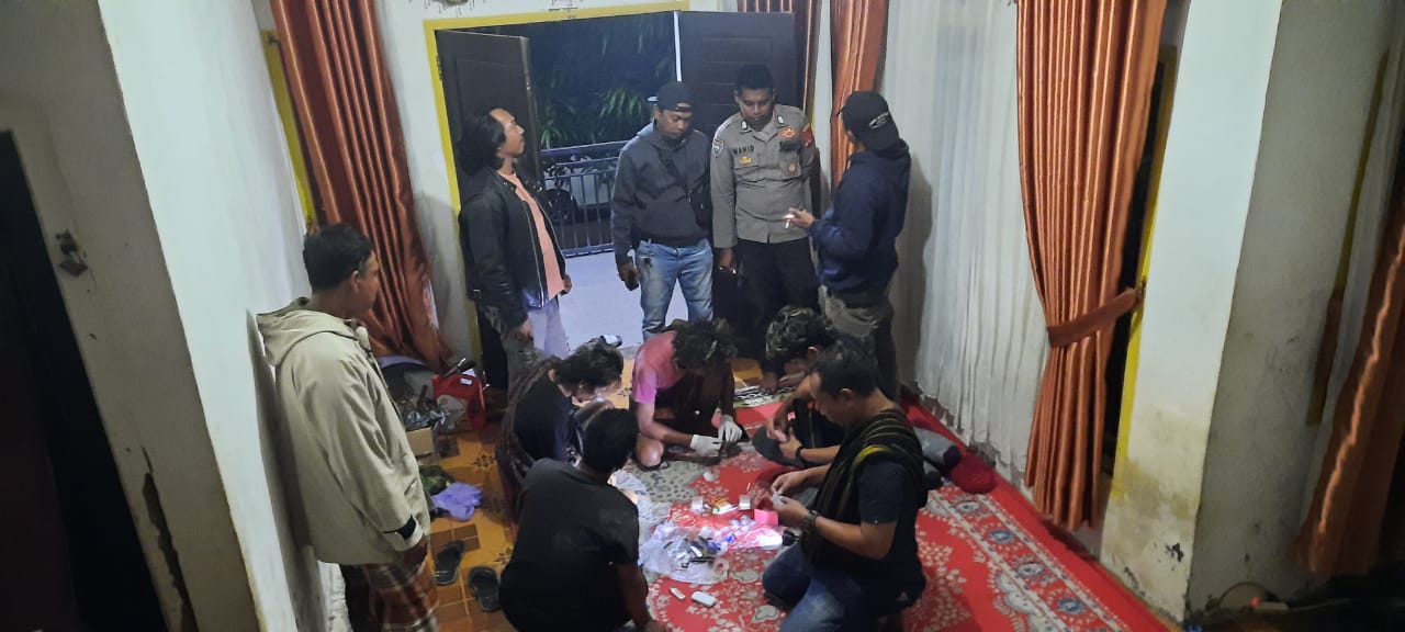 GELEDAH: Anggota Satnarkoba Polres Dompu menggeledah rumah HDR, Senin (24/6).(POLRES DOMPU FOR LOMBOK POST)