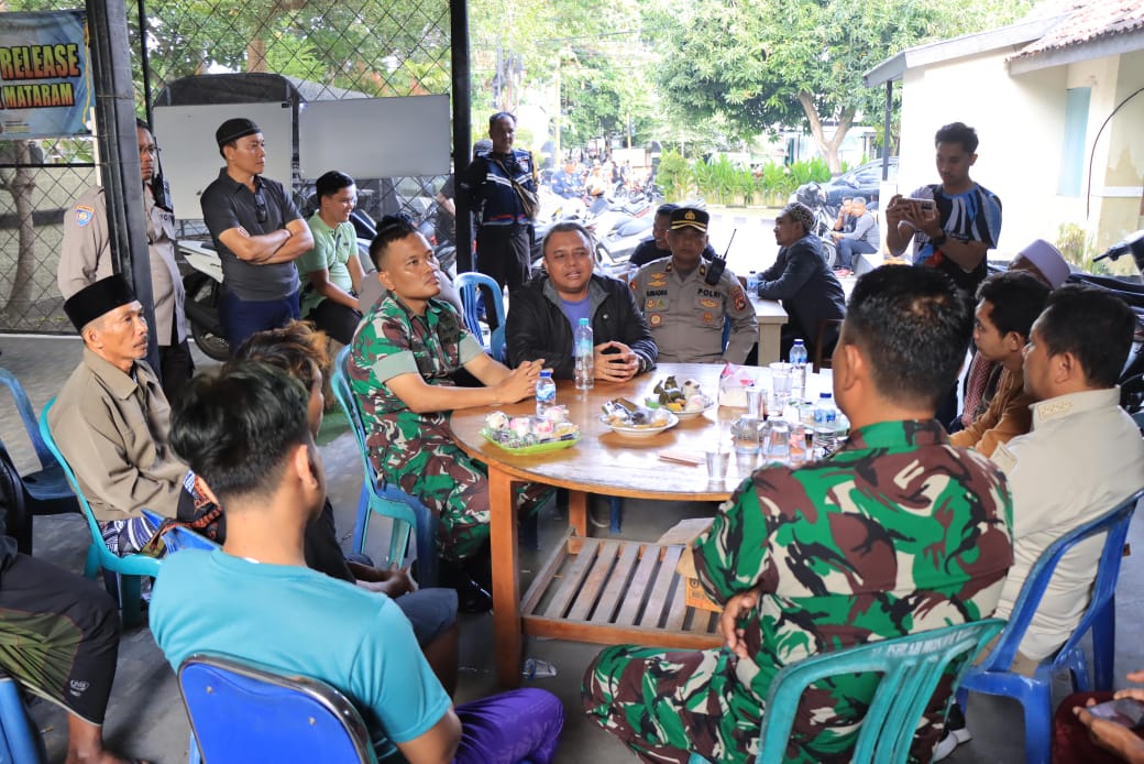 RESPONS CEPAT: Kapolresta Mataram Kombes Pol Ariefaldi Warganegara saat mediasi warga yang berselisih di wilayah Pagutan Mataram, kemarin (26/6). (DOK POLRESTA MATARAM)