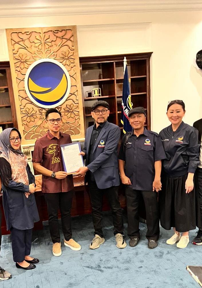 REKOMENDASI: Pasangan Farin-Khaeratun menerima surat rekomendasi dari DPP Partai Nasdem yang diserahkan Wasekjen DPP Partai NasDem Jafar Sidik (kanan), belum lama ini. (IST/LOMBOK POST)