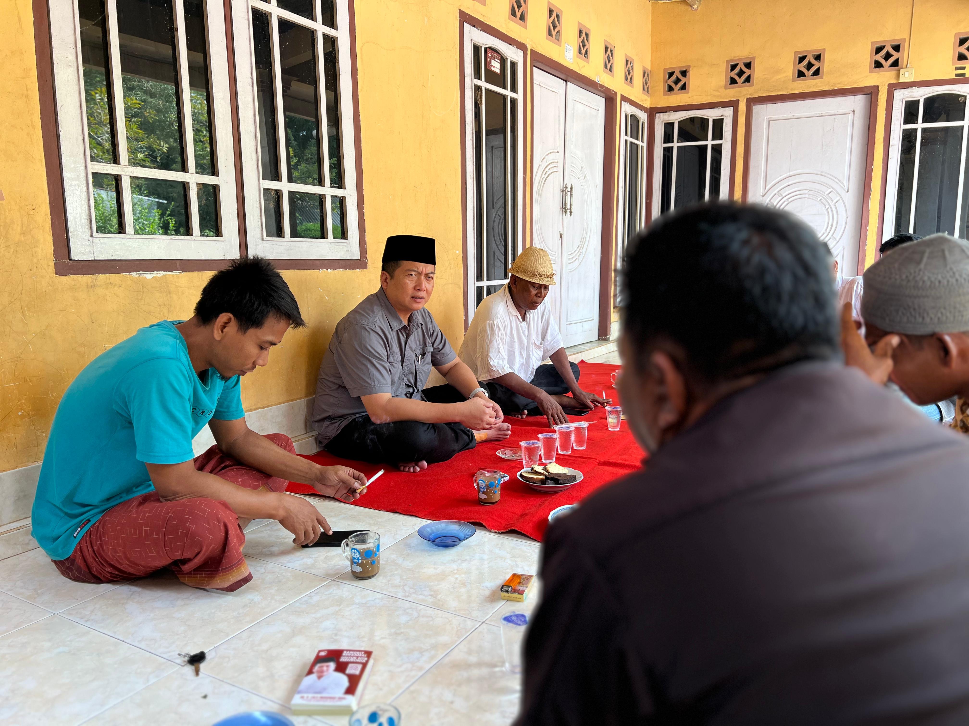 Harapan Baru : Bakal Calon Gubernur NTB  Lalu Muhammad Iqbal saat berdialog dengan para petani di Desa Menceh Lombok Timur. Agar petani sejahtera Iqbal juga siap melakukan kontrak politik.