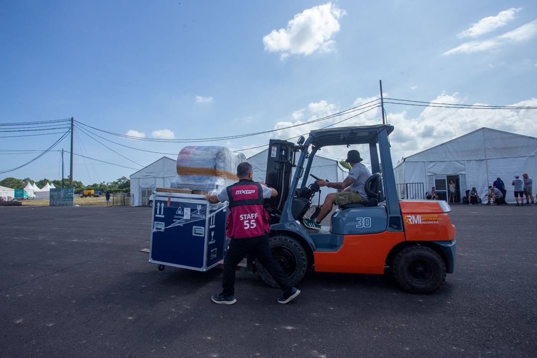 CEK LOGISTIK: Seorang petugas mengecek logistik MXGP yang baru saja sampai di sirkuit Selaparang, Kota Mataram, kemarin.  (IVAN/ LOMBOK POST)