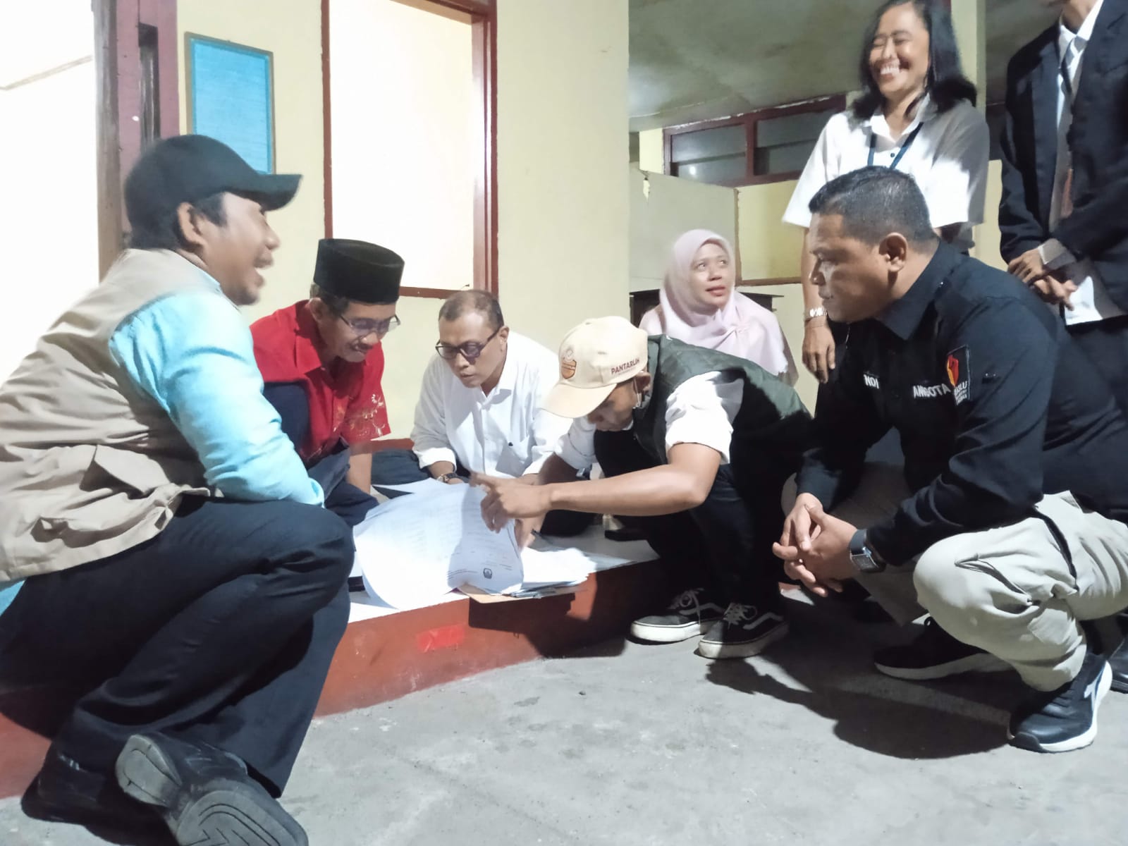PASTIKAN HAK PILIH: Momen KPU mendatangi langsung warga Ahmadiyah yang tinggal di Transito, Mataram.  (ZAD/LOMBOK POST)