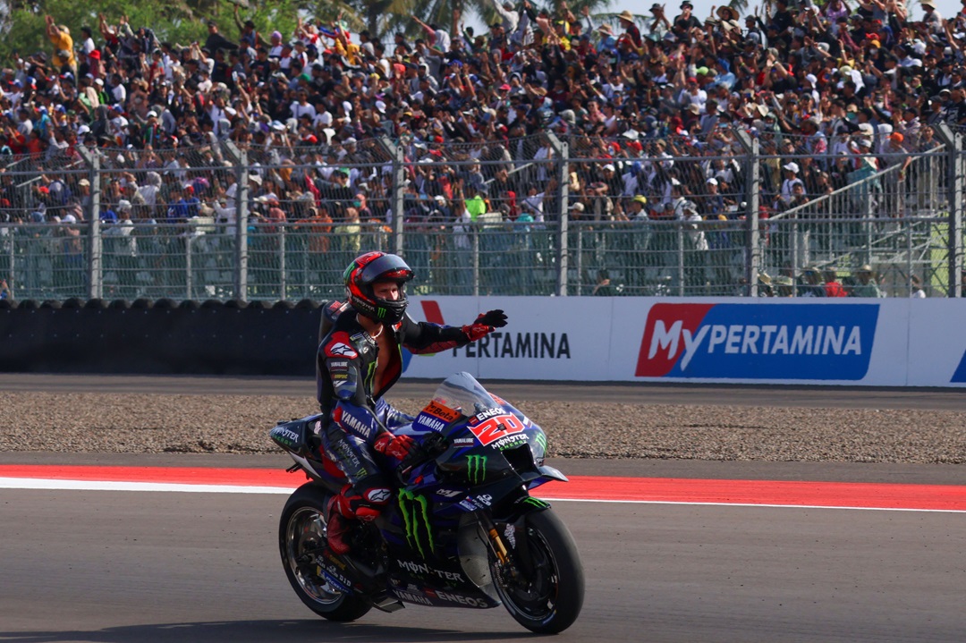 Meriah: Para penonton di salah satu sudut tribun Sirkuit Mandalika menyaksikan pembalap MotoG berlaga, tahun lalu. (IVAN/LOMBOK POST)