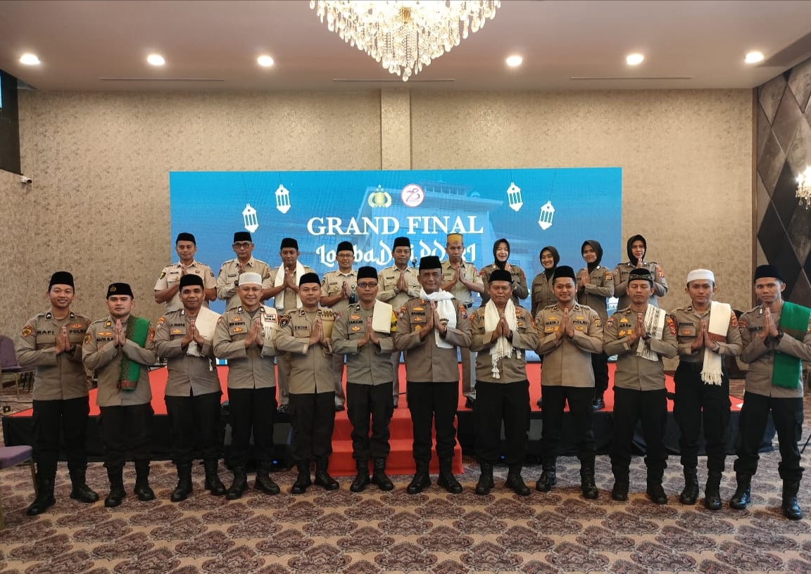 DEKAT DENGAN MASYARAKAT: Bhabinkamtibmas IPDA Zamzuri Akbar (depan enam dari kiri) berfoto bersama lima finalis yang mengikuti Grand Final Lomba Dai Polri Kamtibmas.(Polres Loteng for Lombok Post)