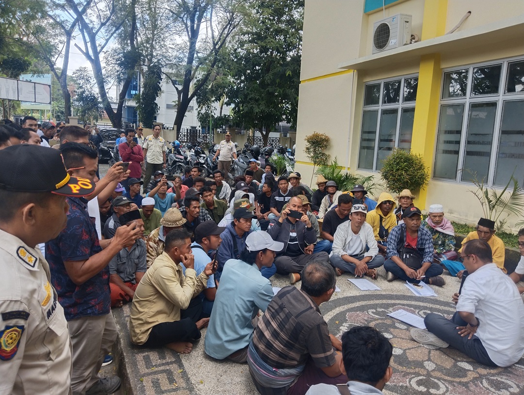 TUNTUT SHM: Ratusan massa Yayasan Insan Peduli Umat NTB hearing di halaman kantor ATR/BPN Loteng, Praya, Rabu (26/6). (Dewi/Lombok Post)