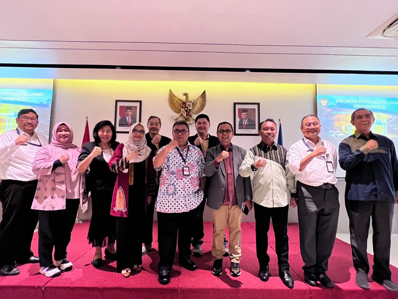 : Kadis Perdagangan NTB Baiq Nelly Yuniarti dan sejumlah pejabat Pemprov NTB bersama para Pejabat Konjen RI Malaysia saat kegiatan misi dagang di Aula Konjen RI Malaysia, Rabu (26/6).