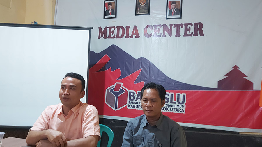 PAPARKAN TEMUAN: Ketua Bawaslu Lombok Utara Deni Hartawan (kiri) didampingi Kordiv HP2H Ria Sukandi saat menerangkan temuan Bawaslu Lombok Utara, kemarin (27/6). (NURUL/LOMBOK POST)