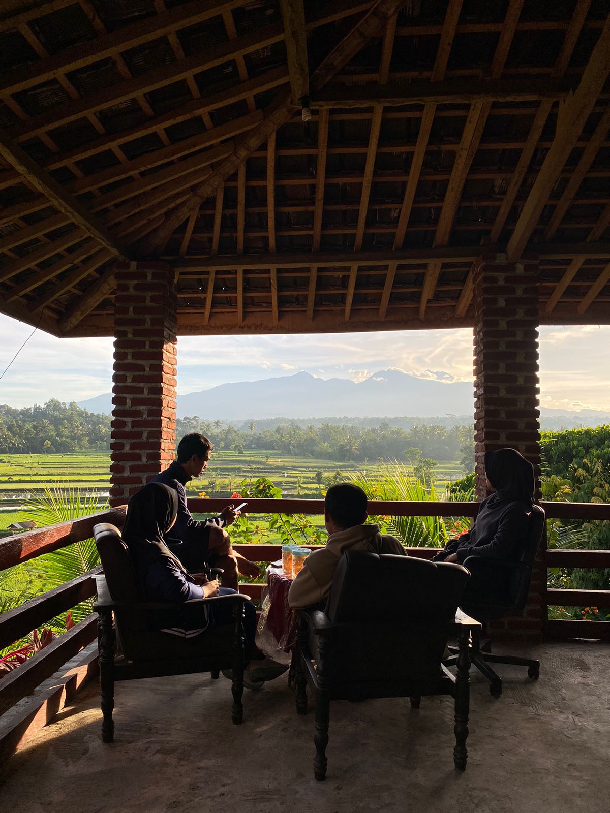 BERCENGKRAMA: Para pengunjung Bale Sipon sedang duduk menikmati view keindahan alam desa Sedau, Narmada Lobar. (IST/LOMBOK POST)