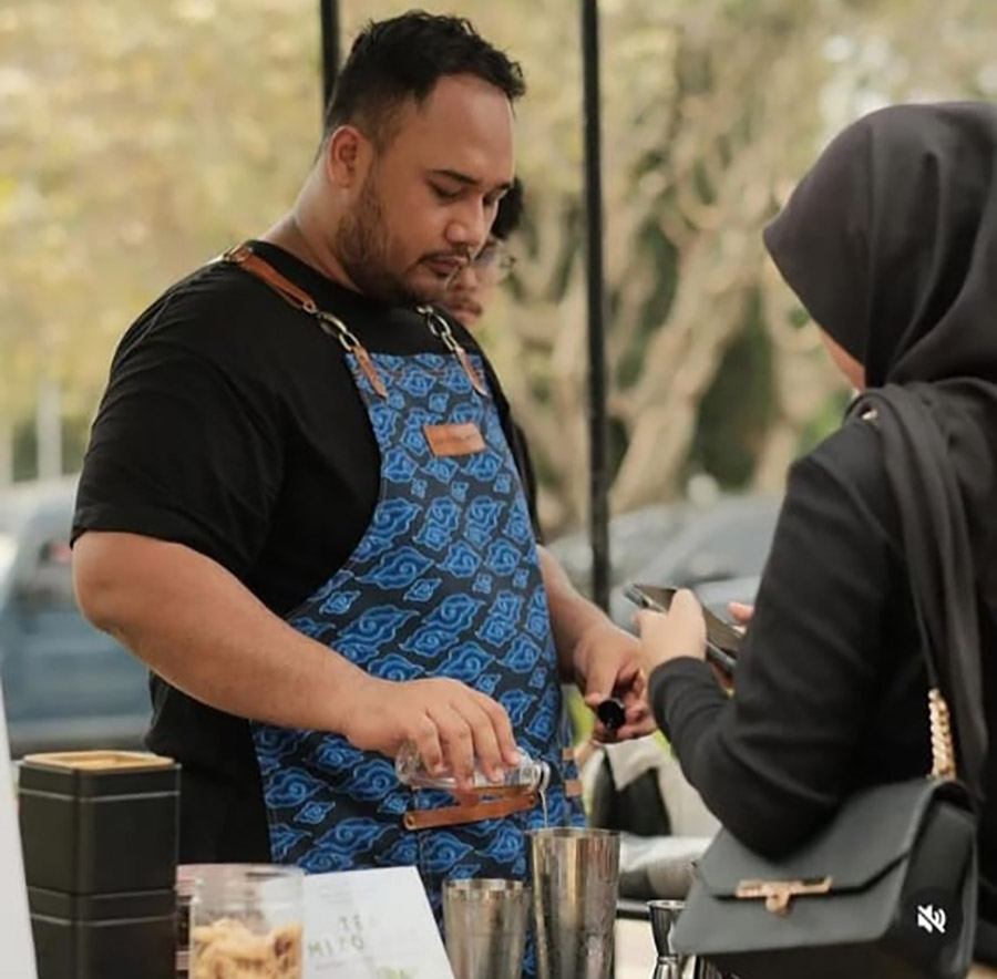 TERUS BERKARYA: Cakra Virajati mengolah bahan teh menjadi minuman istimewa di salah satu hotel di Mataram, beberapa waktu lalu.(HARLI/LOMBOK POST)