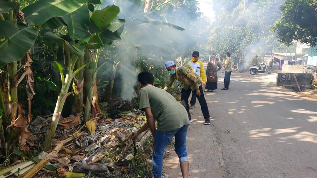 GOTONG ROYONG : Warga gotong royong memberantas sarang DBD di Desa Sekotong Tengah, beberapa waktu lalu. (IST/LOMBOK POST)