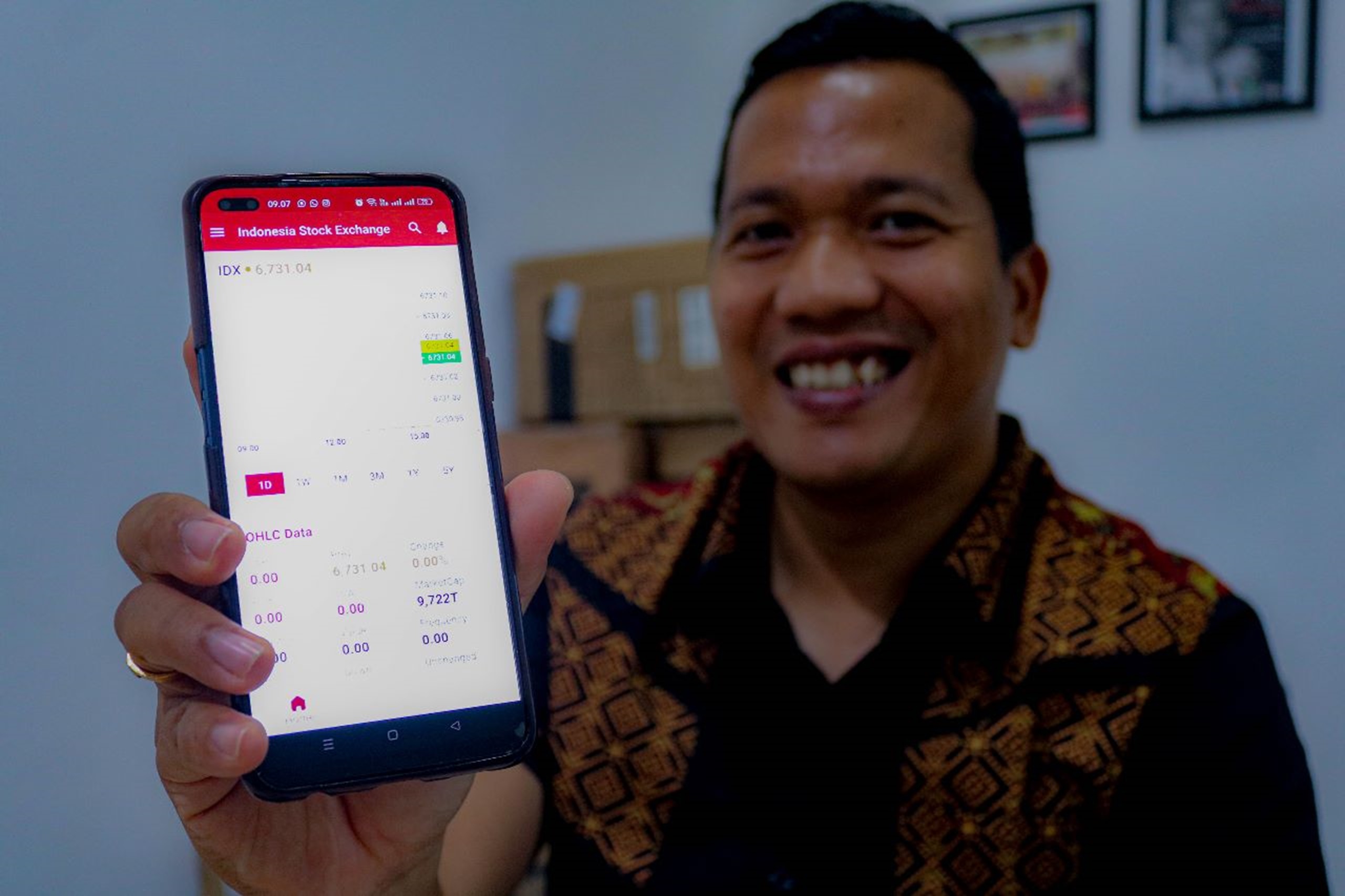 TERUS BERTUMBUH: Kepala BEI NTB Gusti Ngurah Putra Sandiana menunjukkan perkembangan pasar modal di aplikasi IDX Mobile, kemarin (27/6). (FERIAL/LOMBOK POST)