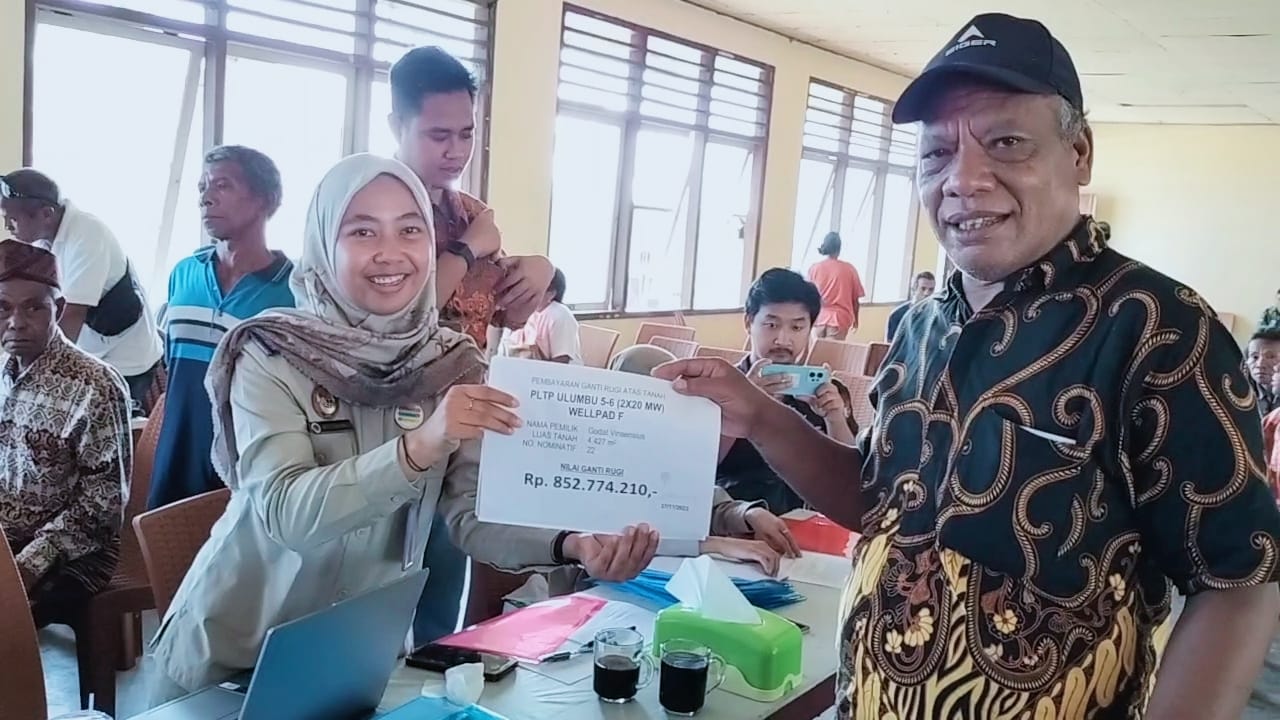 Penyerahan ganti rugi kepada pemilik lahan untuk pengembangan PLTP Ulumbu unit 5-6 Poco Leok.