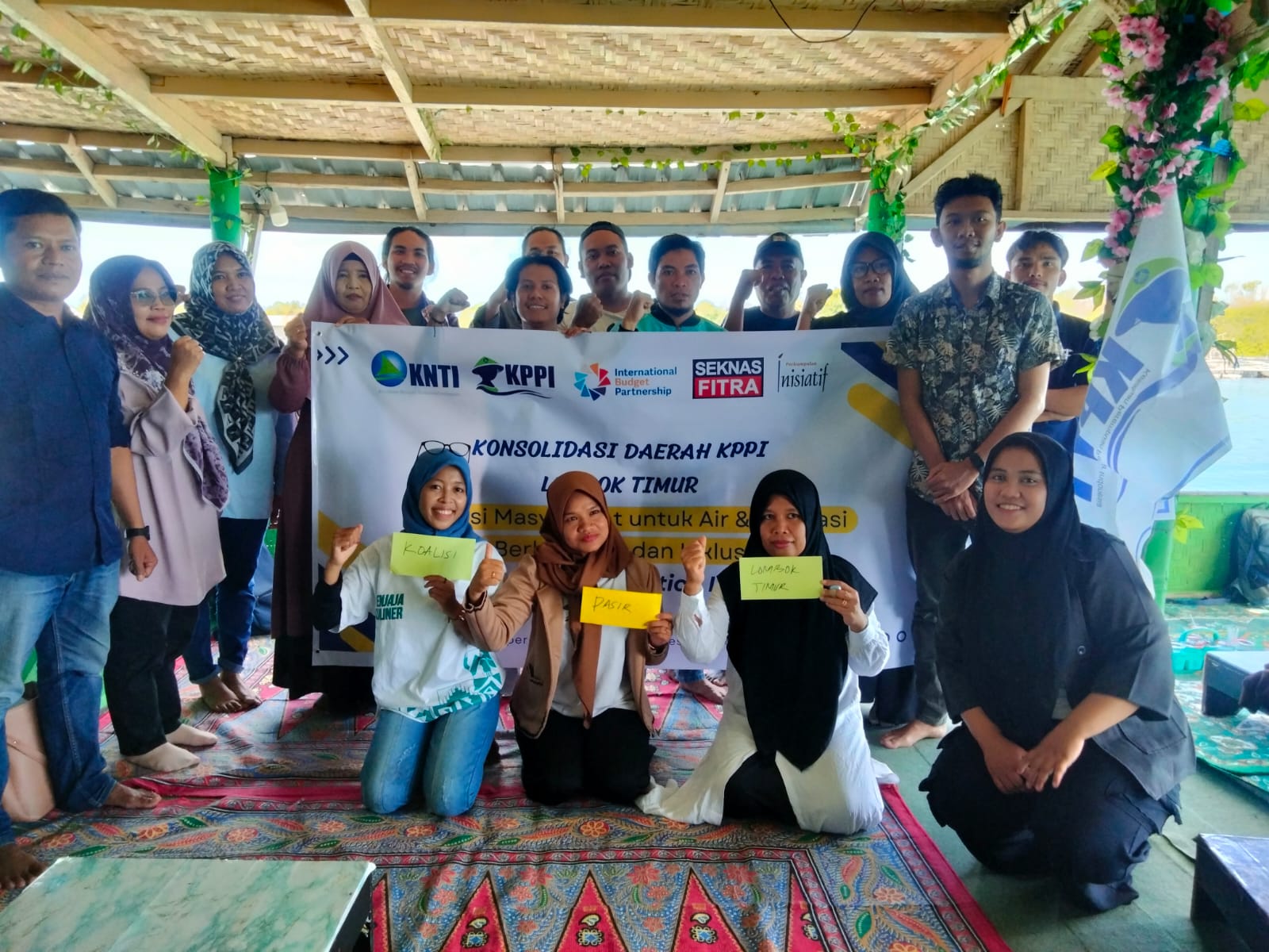 KONSOLIDASI: KNTI dan KPPI Lotim bersama sejumlah NGO di Lotim saat melakukan pertemuan untuk membahas berbagai persoalan perempuan pesisir dan masyarakat pesisir.