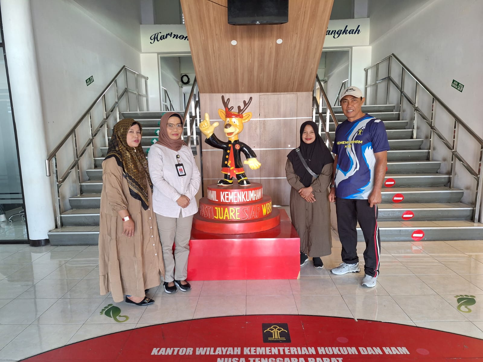 BERKUNJUNG: Kedatangan Serikat Perempuan Kepala Keluarga (Pekka) Kabupaten Lombok Tengah ke Kanwil Kemenkumham NTB, diterima diterima Kabid Hukum Puri Adriatik Chasanova, Jumat (28/6).