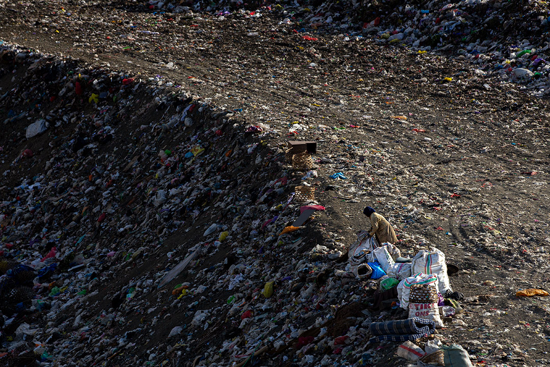 MELEBIHI KAPASITAS: Pekerja di TPA Kebon Kongoq tengah memilah sampah di gunungan sampah. Informasinya, mulai besok, TPA Regional ini akan mulai ditutup.(IVAN/LOMBOK POST)