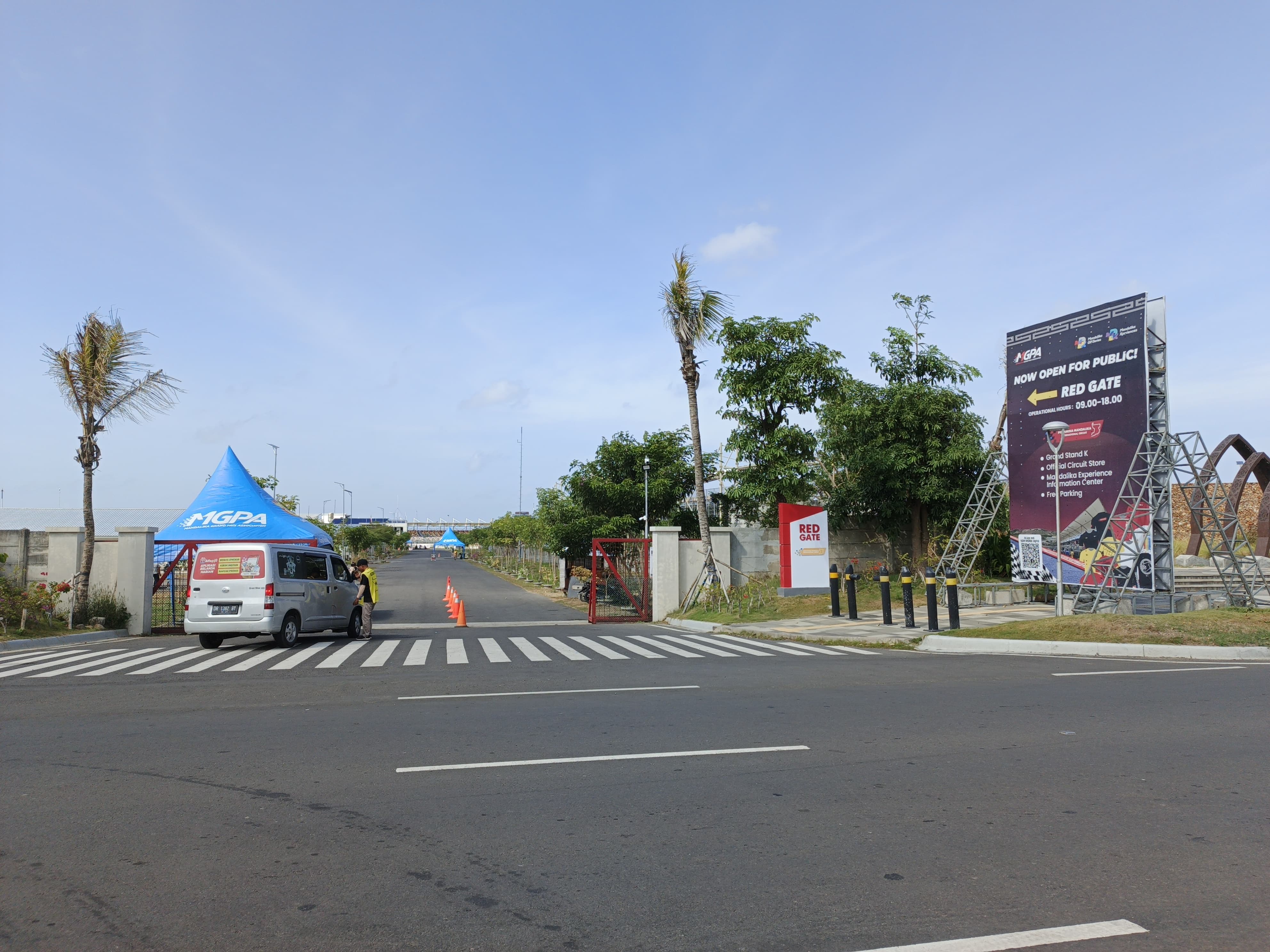 TERBUKA UNTUK UMUM: Sejumlah masyarakat berjalan masuk ke area Sirkuit Internasional Mandalika yang kini terbuka untuk umum. (MGPA for Lombok Post)