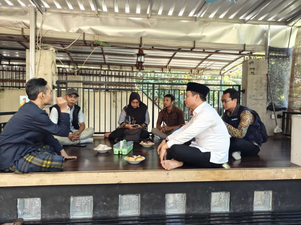 MINTA ARAHAN: Jajaran Bawaslu Lobar saat bertemu Ketua FKUB Lobar Suhaimi Syamsuri, Kamis (27/6) lalu.