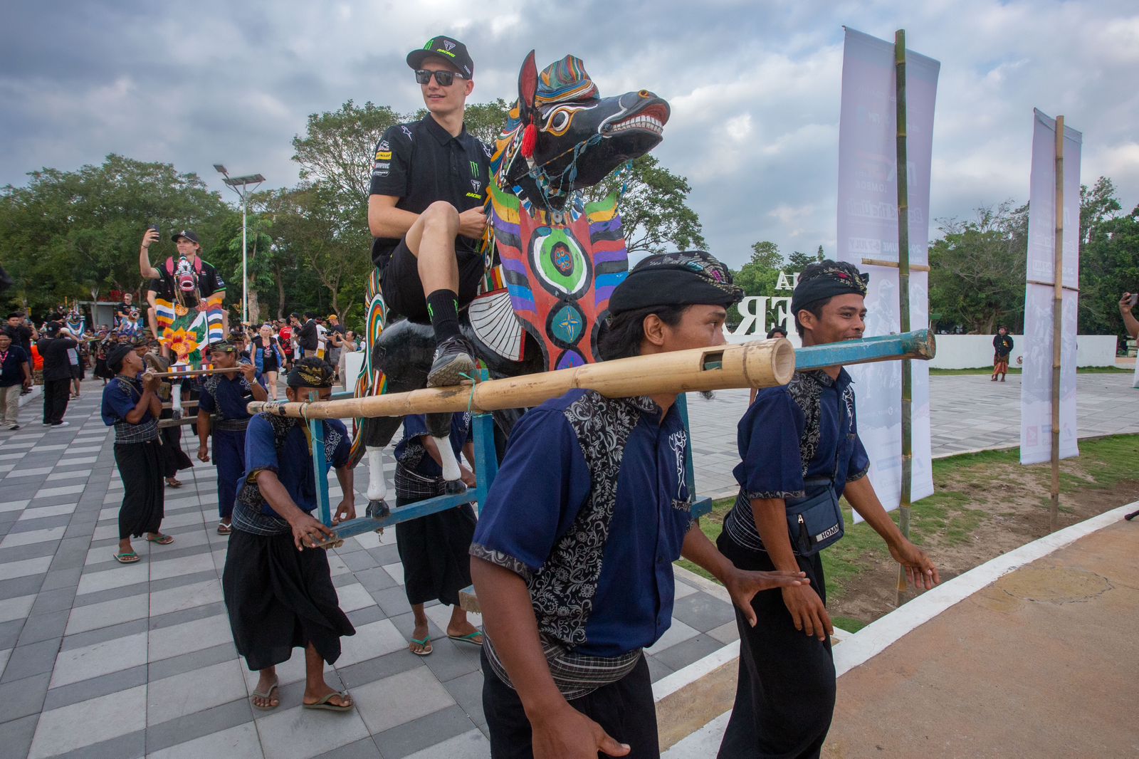 Para pembalap MXGP Indonesia 2024 menaiki peraja, di acara Welcoming Ceremony di Teras Udayana, Kota Mataram, Jumat (28/7).