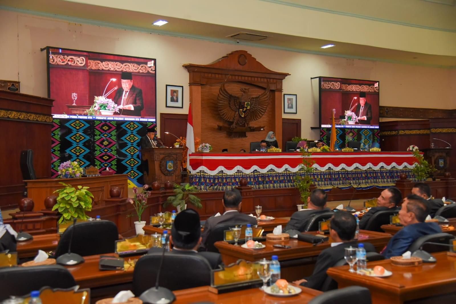 EVALUASI: Suasana rapat paripurna saat Pemprov NTB membacakan laporan pertanggungjawaban APBD 2023, ruang rapat utama DPRD NTB, beberapa waktu lalu. (BIRO ADPIM SETDA NTB FOR LOMBOK POST)