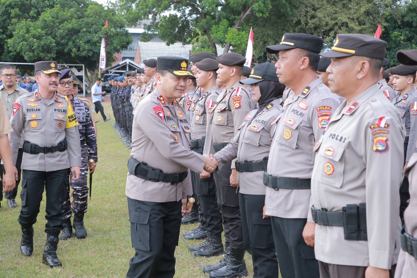CEK PASUKAN: Kapolda NTB Irjen Pol Umar Faroq saat mengecek kesiapan anggota yang bertugas melakukan pengamanan event MXGP Lombok.  (DOK. POLDA NTB)