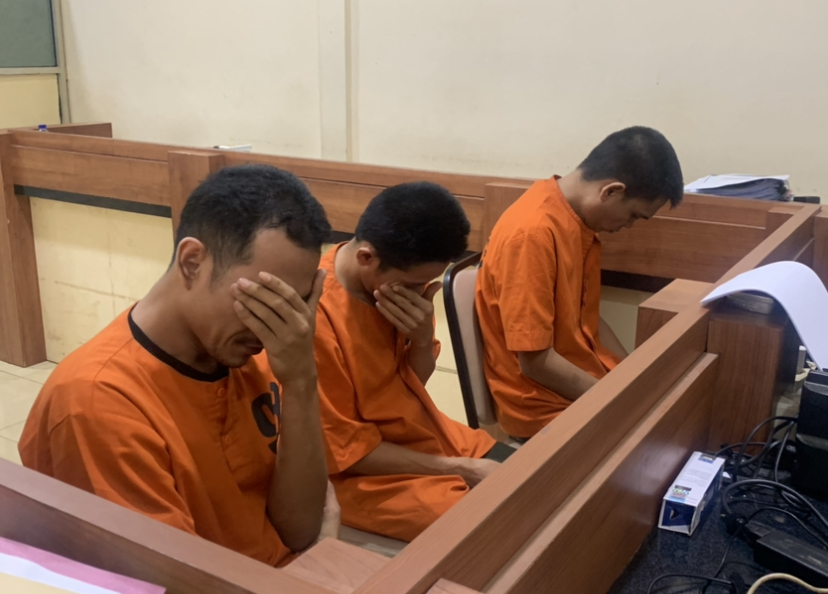 TERTANGKAP: Tiga tersangka tindak pidana narkoba menjalani pemeriksaan di depan penyidik, kemarin (28/6). (CHIA/LOMBOK POST)