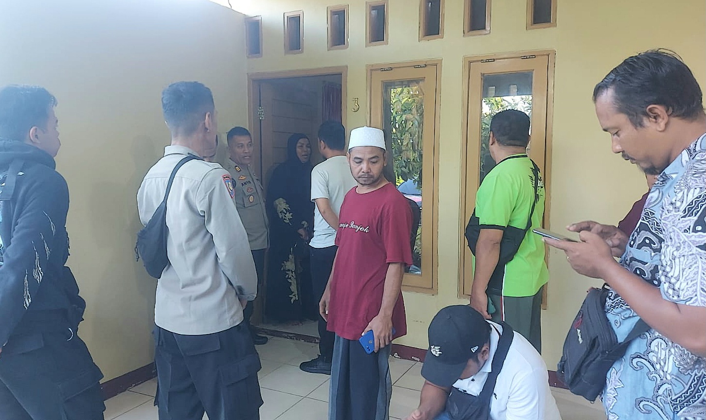 EVAKUASI: Personel Polsek Gunungsari mengevakuasi WNA asal Belanda yang  ditemukan meninggal dunia, kemarin (28/6). (DOK POLSEK GUNUNGSARI)