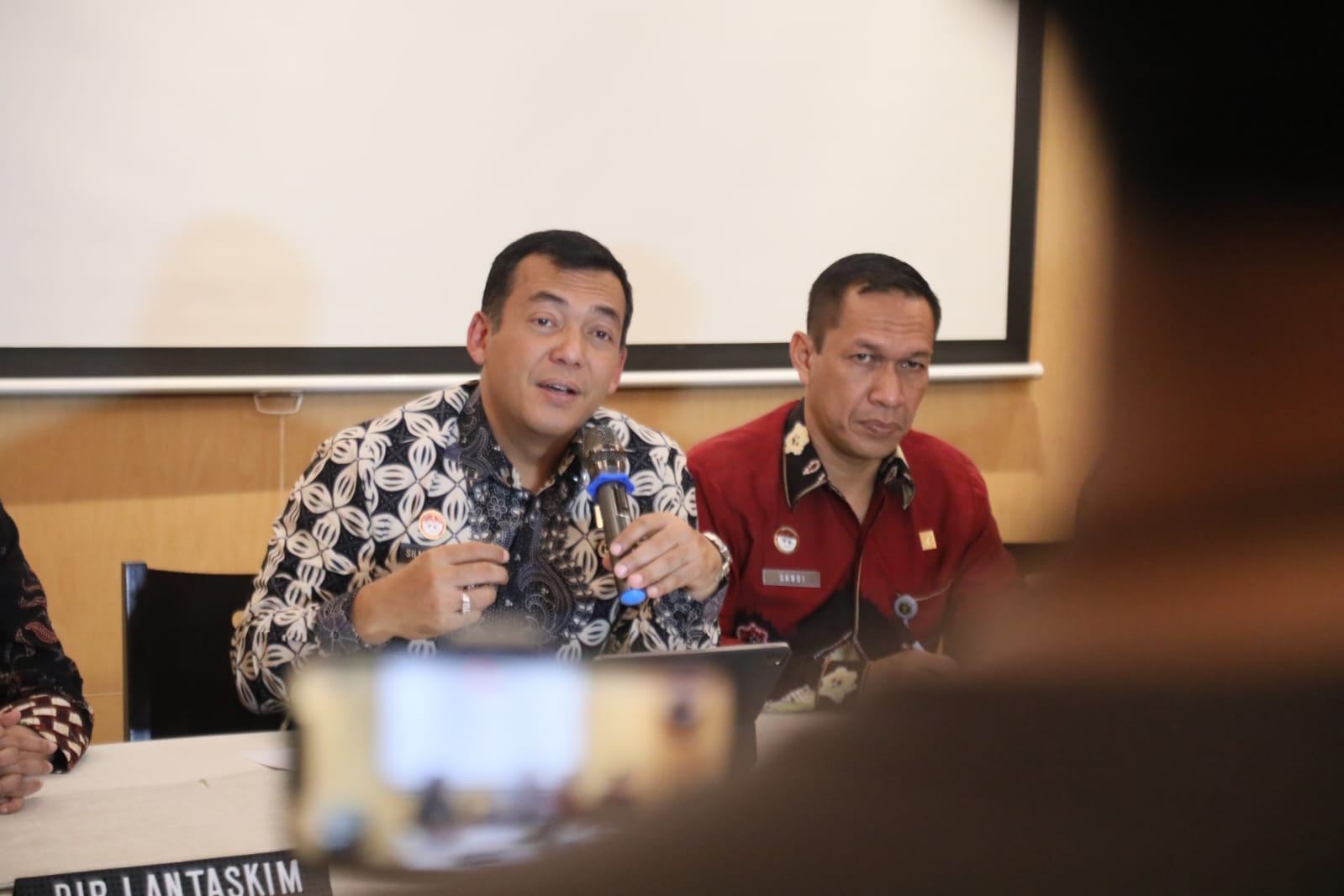 Dirjen Imigrasi Silmy Karim (kiri) saat konferensi pers terkait pemulihan data keimigrasian, Jumat (28/6). (FOTO: DITJEN IMIGRASI)
